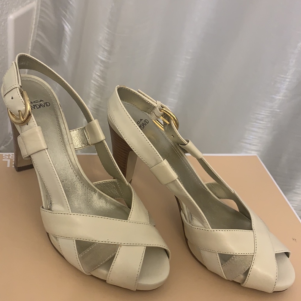 Summer sandals. Creamy/Beige color.